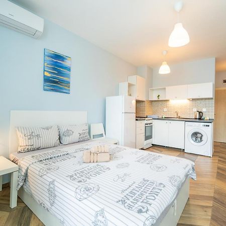 Cozy Little Apartment In Studentski Grad Szófia Kültér fotó