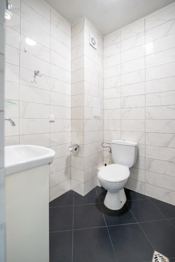 Cozy Little Apartment In Studentski Grad Szófia Kültér fotó