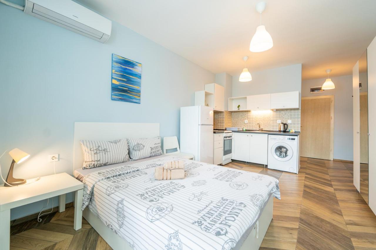 Cozy Little Apartment In Studentski Grad Szófia Kültér fotó